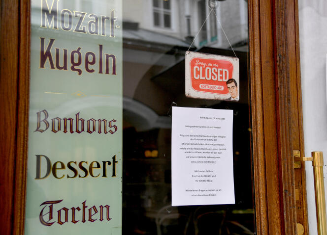 Un magasin vendant les traditionnelles Mozartkugeln, fermé en raison de la propagation du coronavirus, à Salzbourg (Autriche), en mars 2020.