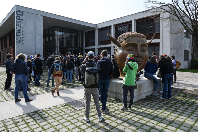 Studenti in manifestazione contro l'islamofobia, davanti al campus di Sciences Po Grenoble, a Saint-Martin-d-Isere (Isere), il 9 marzo 2021.