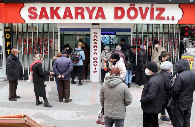 Em 20 de dezembro de 2021, os turcos fazem fila do lado de fora da casa de câmbio na rua Zachariah, em Ancara.