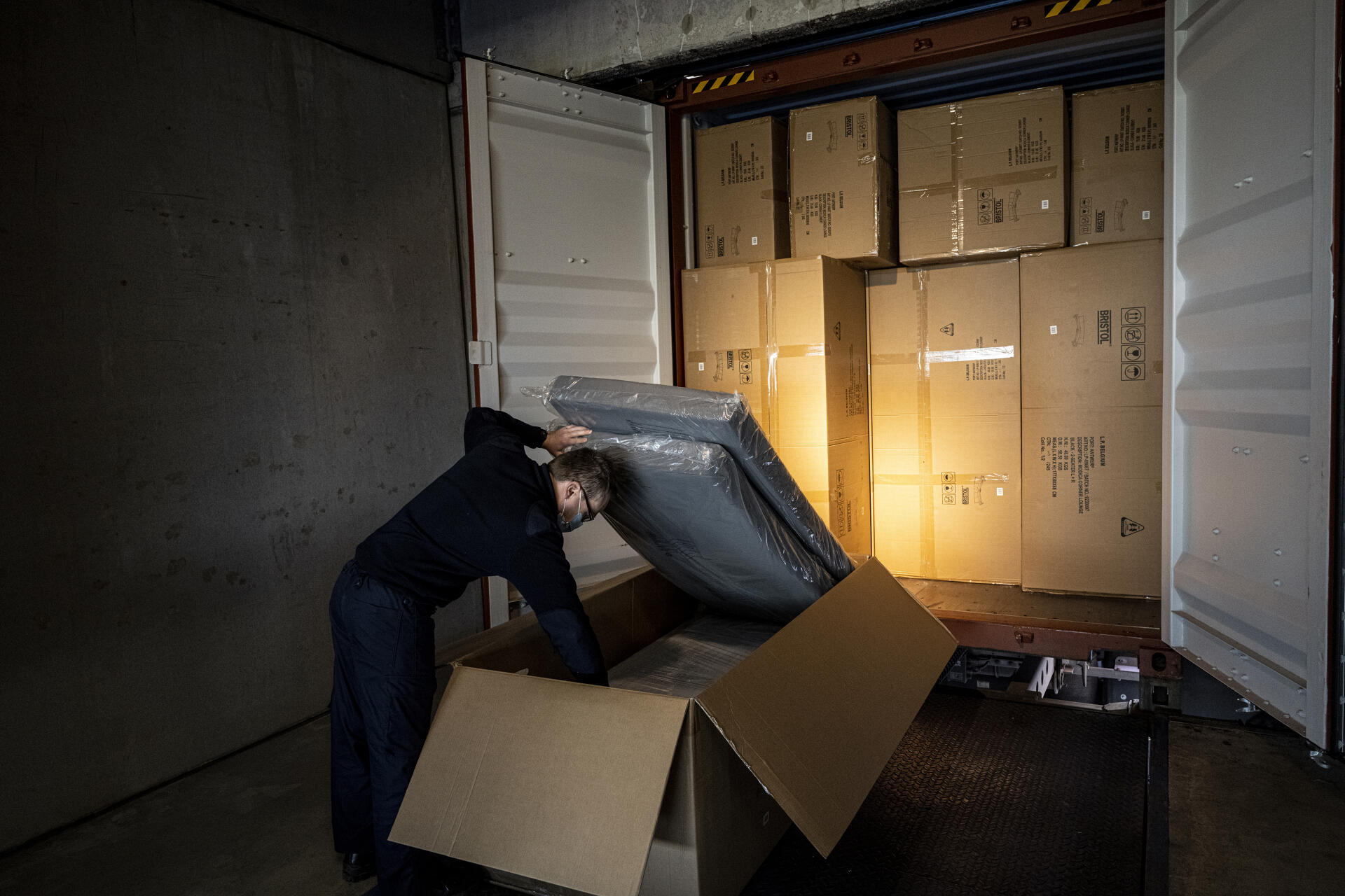 Un douanier contrôle le chargement d’un camion au bureau des douanes d'Anvers, le 18 novembre 2021.