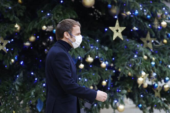 Le président de la République, Emmanuel Macron, dans la cour de l’Elysée, le 20 décembre 2021.