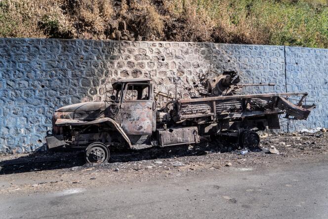 Un véhicule militaire détruit à Karakore, en région Amhara, le 10 décembre 2021.