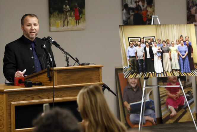 Weston Showalter, spokesperson for the religious organization Christian Aid Ministries, gives a press conference on December 20 in Berlin (Ohio) to explain the circumstances of the escape of the twelve missionaries held hostage in Haiti for two months .  Beside him is a photo of the group of seventeen people originally kidnapped.