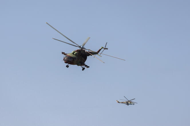 Des hélicoptères survolent Pemba lors de la fête des forces armées mozambicaines, le 25 septembre 2021.