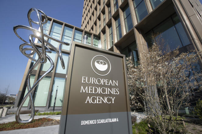 Przed siedzibą Europejskiej Agencji Leków w Amsterdamie, Holandia, 20 kwietnia 2021 r.