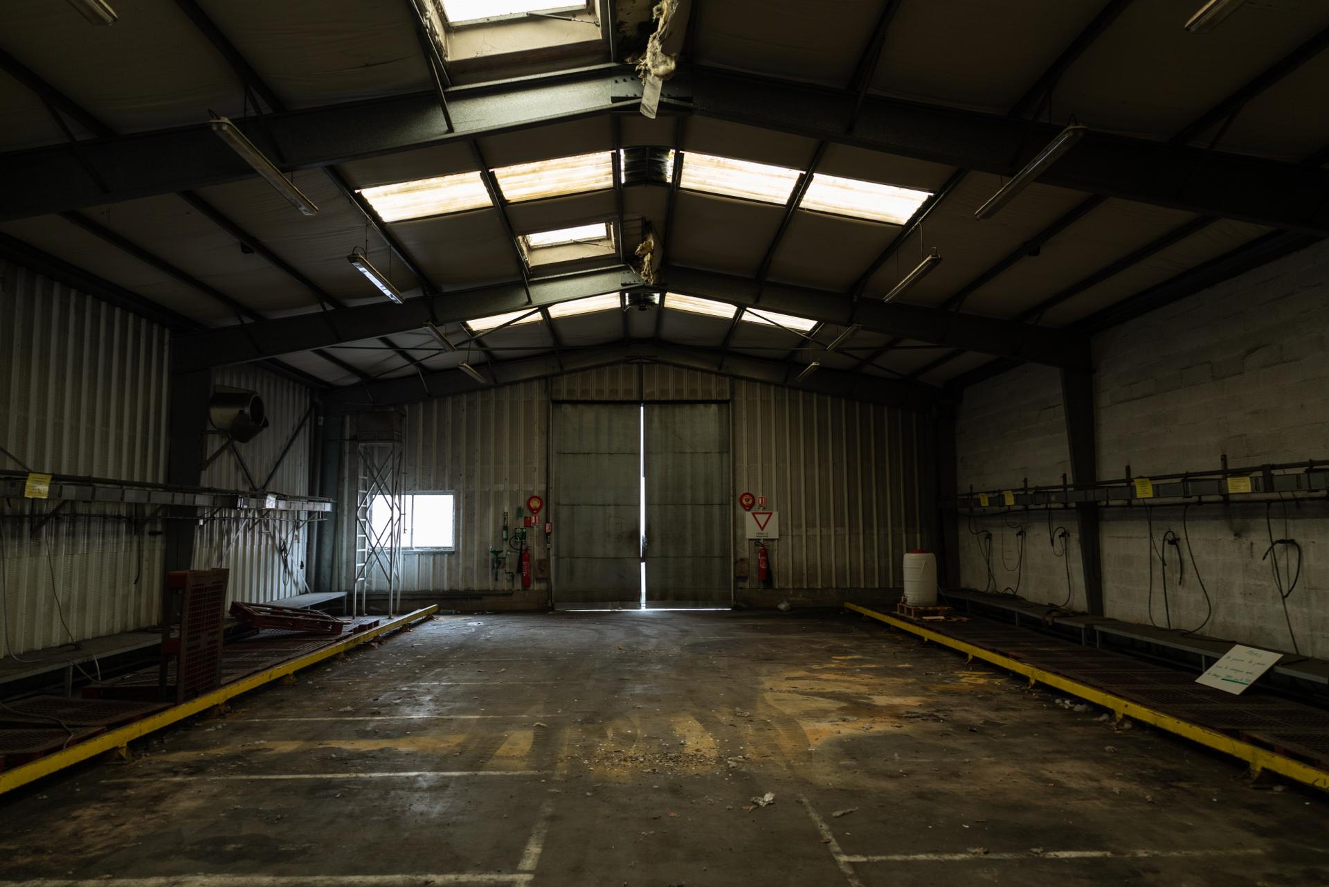 Un hangar vide de l’ancienne usine Whirlpool d’Amiens, le 17 décembre 2021.