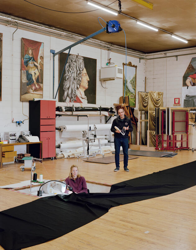 Charlotte Briard et Raouf Jaafoura, dans l’atelier tapisserie de Sarcelles (Val-d’Oise), le 9 novembre 2021. Une trappe y est aménagée pour permettre la couture sur les très grands lés de tissu.