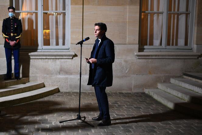 Le porte-parole du gouvernement, Gabriel Attal, s’adresse à la presse à Matignon le 21 décembre 2021,  à l’issue d’une consultation des groupes parlementaires par le premier ministre Jean Castex.