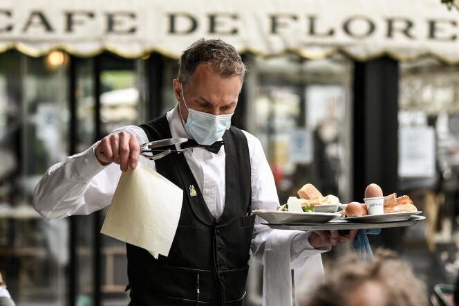 Un cameriere sulla terrazza del Café de Flore a Parigi il 19 maggio 2021.