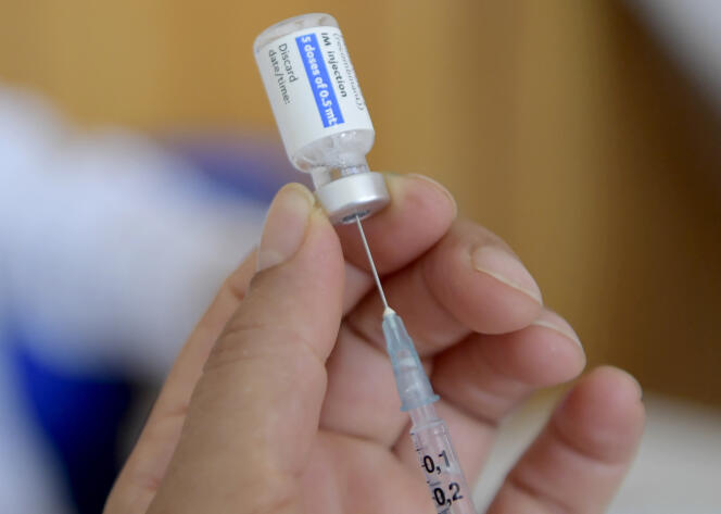 Une infirmière prépare une dose de vaccin Johnson & Johnson, à Tunis, en août 2021.
