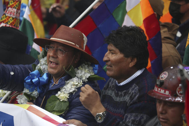 Le président bolivien Luis Arce, et l’ex-dirigeant Evo Morales, à la tête de la marche de soutien au gouvernement, à El Alto (Bolivie), le 29 novembre 2021.