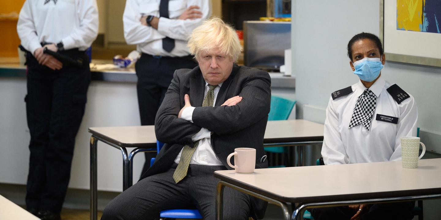 Boris Johnson uten maske på politistasjonen, det kan være en detalj for deg …