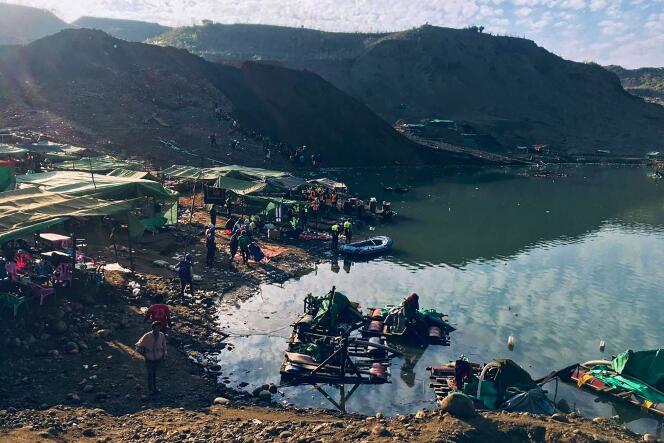 El 23 de diciembre de 2021, en Hpakant, Myanmar, equipos de rescate registraron el lago y las ruinas en busca de los cuerpos de los mineros que habían sido arrastrados por un deslizamiento de tierra.
