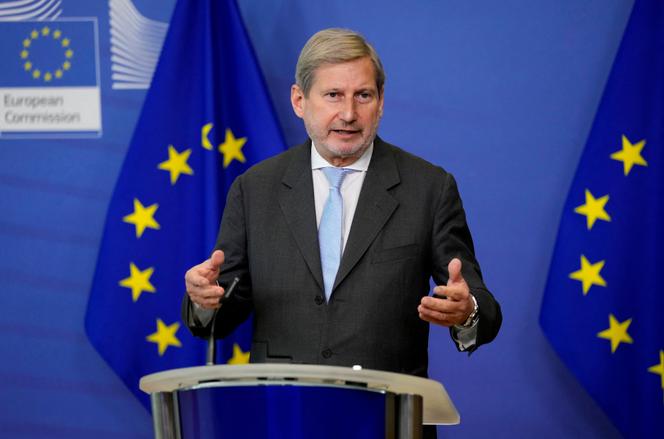 Le commissaire au budget et à l’administration, Johannes Hahn, s’exprime lors d’une conférence de presse à la Commission européenne à Bruxelles, en Belgique, le 22 décembre 2021.