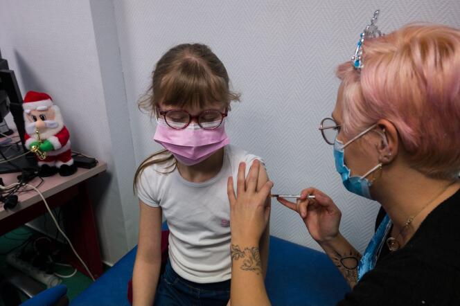 Vaccination d’une petite fille, à Strasbourg, le 22 décembre 2021.