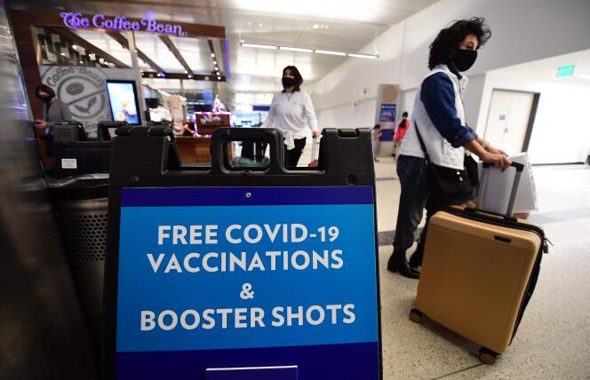 Des test et des vaccins gratuits à l’aéroport international de Los Angeles, le 29 décembre 2021. 