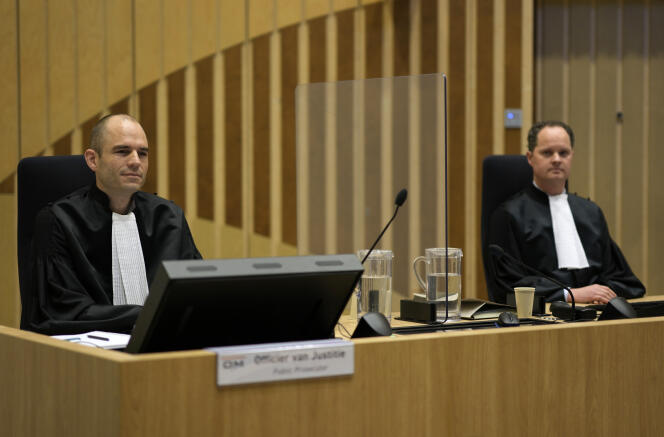 Les procureurs Ward Ferdinandusse (à gauche) et Thijs Berger (à droite), au tribunal de Schiphol, près d’Amsterdam, aux Pays-Bas, le 20 décembre 2021.