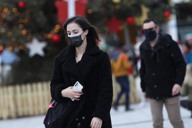 It is mandatory to wear a mask inside and outside Greece during the holidays in Athens on December 23, 2021.