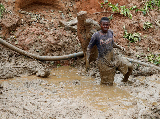 Un jeune garçon travaille sur le site de la mine d’or de Makala, dans la province congolaise de l’Ituri, en avril 2018.
