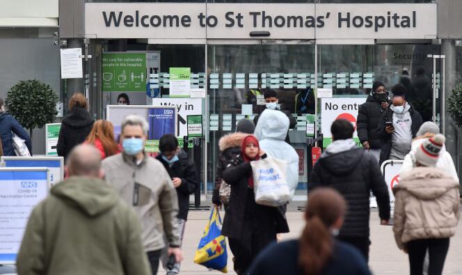 Wejście do szpitala św. Tomasza w centrum Londynu 23 grudnia 2021 r.