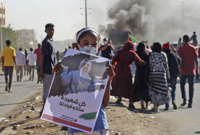 Une jeune Soudanaise tient le portrait d’une manifestante tuée, à Bahri, le 25 novembre 2021.