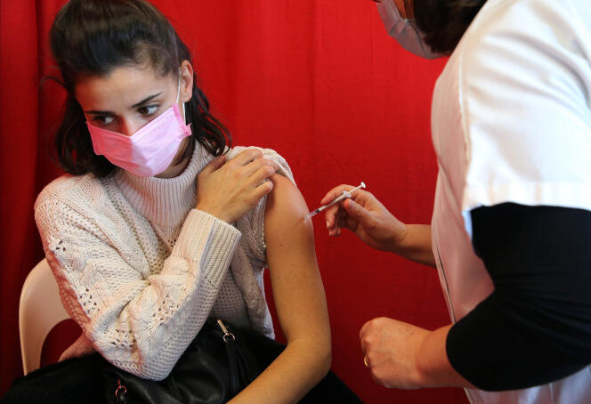 Une adolescente reçoit une dose de vaccin contre le Covid-19, le 23 décembre 2021, à Anglet (Pyrénées-Atlantiques).