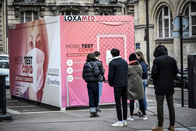 Des personnes font la queue dans l’attente d’un test de dépistage du Covid-19, à Paris, le 23 décembre 2021.