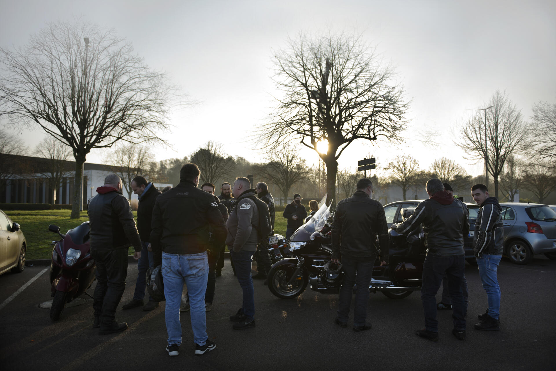 Les motards se sont donné rendez-vous sur le parking du Super U avant de se rendre devant le lycée Camille-Claudel, à Caen (Calvados), le 17 décembre 2021.