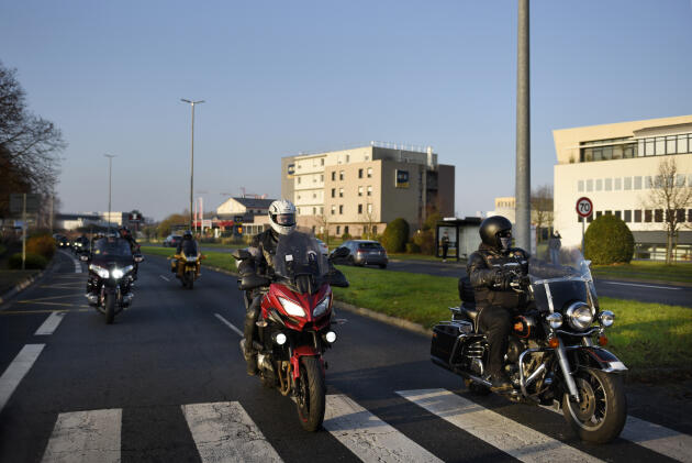 Le cortège de motards se rend devant l'établissement, à Caen (Calvados), le 17 décembre 2021.