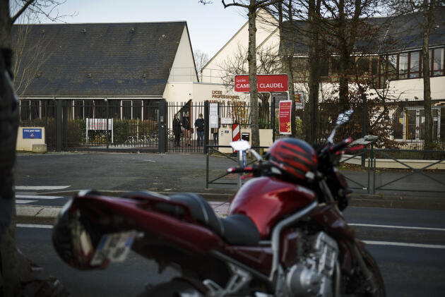 Le lycée professionnel Camille-Claudel a fermé ses portes, à Caen (Calvados), le 17 décembre 2021. Les élèves ont interdiction de sortir. Le personnel encadrant du lycée observe les motards à travers les grilles.