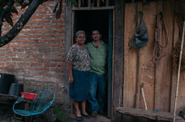 Portrait de Rosario Sánchez (G) et Amadeo (D) davant la maison de Rosario à La Joya. Ils sont tout les deux victimes et témoins dans l'affaire pénale de Meanguera.12/06/2021 La Joya, El Salvador.