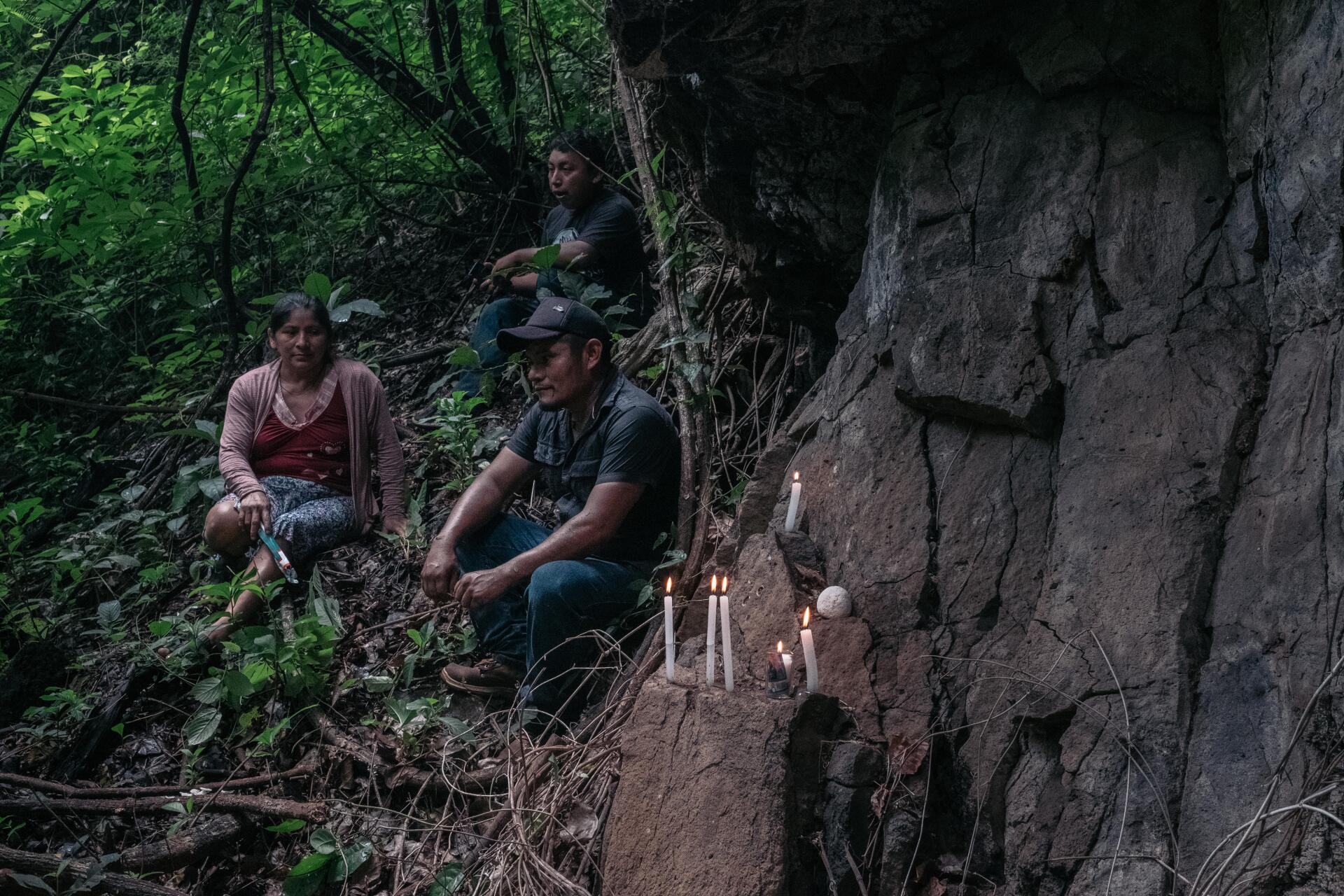 Fidel Perez et son épouse devant ce qui reste de la grotte du mont Ortiz, près de Cacaopera, où ont été assassinées la mère et la soeur de Fidel et dix autres personnes le 13 décembre 1981. A l’âge de 7 ans, Fidel Perez a survécu à l’explosion d'une grenade qu’un soldat a lancée dans la grotte où il s’était réfugié avec sa famille et ses voisins.