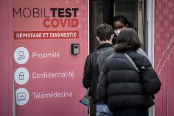File d’attente pour réaliser des tests antigéniques pour le Covid-19, à Paris, en décembre 2021.
