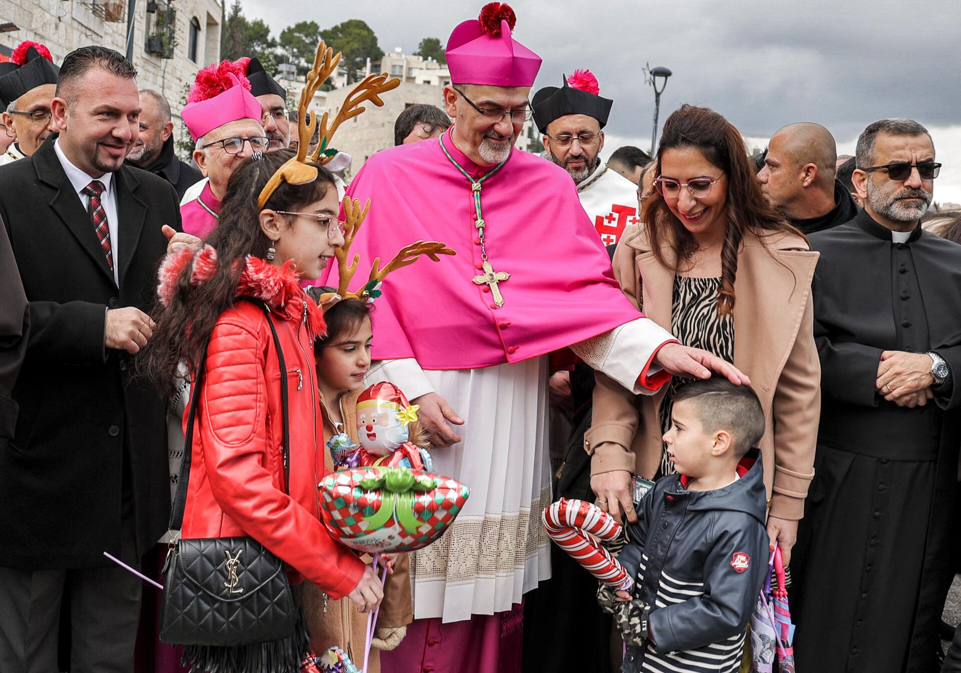 Le patriarche latin de Jérusalem, Pierbattista Pizzaballa, arrive à l’église de la Nativité, à Bethléem, en Cisjordanie, vendredi 24 décembre 2021.