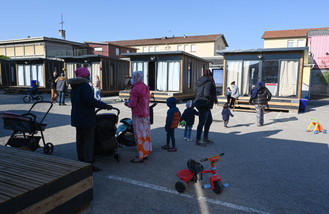Des femmes en situation de grande précarité, et leurs tout jeunes enfants, sur la friche des « tiny houses » de Villeurbanne (Rhône), en avril 2021.