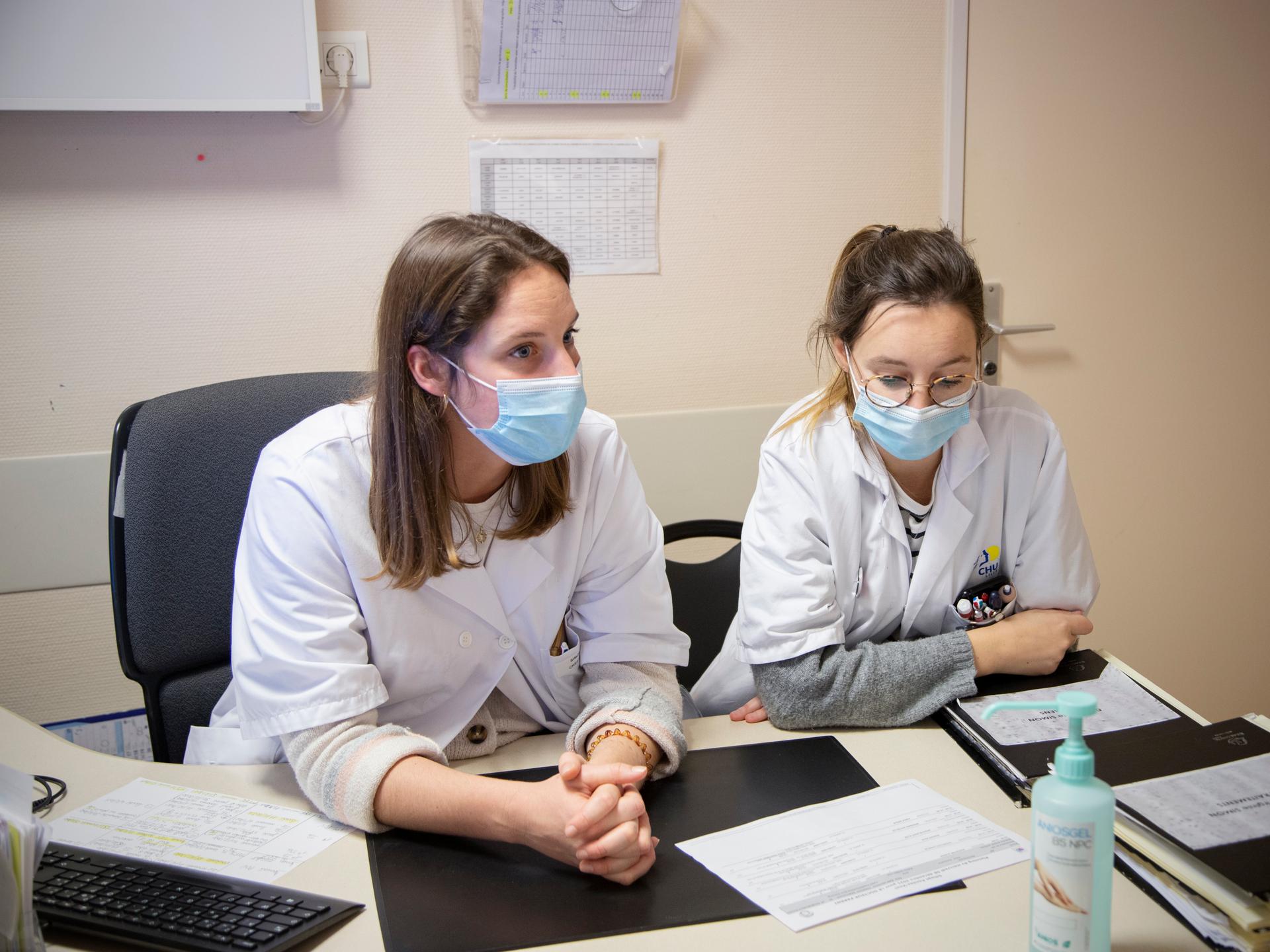Les consultations de l’après-midi sont assurées par les docteures Virginie Simon et Chloé Parent, à l’hôpital Jeanne-de-Flandre, au CHU de Lille, le 8 décembre 2021.