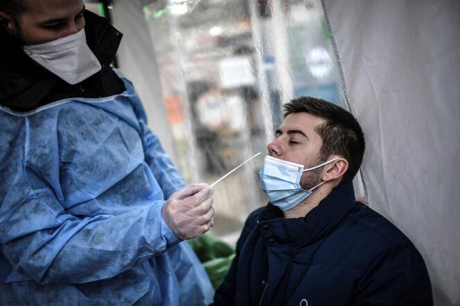 A patient is tested for Covid-19 in Paris, December 23, 2021.