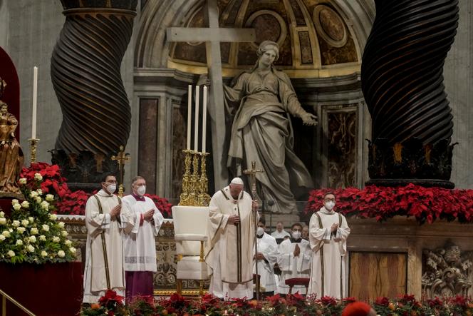 O Papa Francisco celebra a missa da véspera de Natal em 24 de dezembro de 2021 na Basílica de São Pedro no Vaticano.