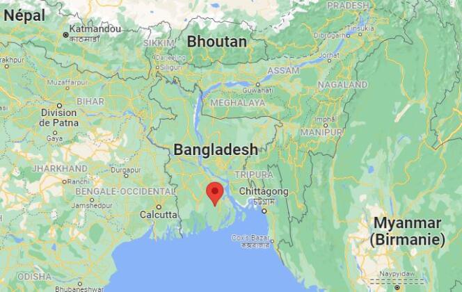 The ferry “Obhijan 10” caught fire not far from the town of Jhalakati, 250 kilometers south of the capital, in Bangladesh, on December 24, 2021.