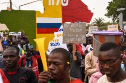 ©Nicolas Remene / Le Pictorium/MAXPPP - Nicolas Remene / Le Pictorium - 28/5/2021 - Mali / District de Bamako / Bamako - Un groupe de la federation des veuves militaires et paramilitaires du Mali manifestent leur soutien aux FAMa lors de la manifestation cet apres midi. Environ 200 a 300 personnes se sont mobilisees ce vendredi apres-midi sur la place de l'Independance a Bamako, lors d'une manifestation en soutien aux Forces Armees Maliennes (FAMa) et en faveur d'une cooperation entre le Mali et la Russie au depend de la politique francaise actuelle et de la force Barkhane. Cette manifestation intervient quatre jours apres qu'Assimi Goita, vice-president de la transition, ai decide de faire arreter le president Bah N'Daw et le premier ministre Moctar Ouane afin de les demettre de leur fonction. Ces derniers ont finalement annonce leur demission, mercredi 26 mai en debut d'apres-midi lors de la venue d'une delegation de la CEDEAO. / 28/5/2021 - Mali / Bamako District / Bamako - Around 200 to 300 people mobilized this Friday afternoon in the Place de l'Independance in Bamako, during a demonstration in support of the Malian Armed Forces (FAMa) and in favor of cooperation between Mali and Russia at the expense of current French policy and the Barkhane force. This demonstration comes four days after Assimi Goita, vice-president of the transition, decided to arrest President Bah N'Daw and Prime Minister Moctar Ouane in order to remove them from office. The latter finally announced their resignation early Wednesday afternoon, May 26, during the visit of an ECOWAS delegation. (MaxPPP TagID: maxnewsworldfive470229.jpg) [Photo via MaxPPP]