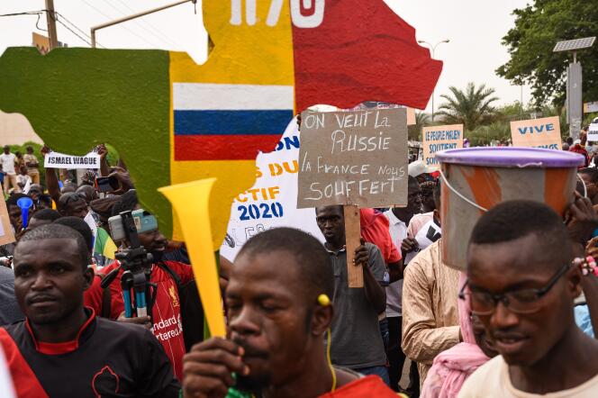 Lors d’une manifestation de soutien à la junte et à une intervention russe, à Bamako, le 28 mai 2021, quatre jours après le coup d’Etat militaire.