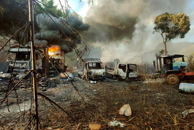 Am 24. Dezember 2021 wurden in der Gemeinde Hpruso in Burma Fahrzeuge in Brand gesetzt (Foto der Sicherheitskräfte der Karenni Nationalities).