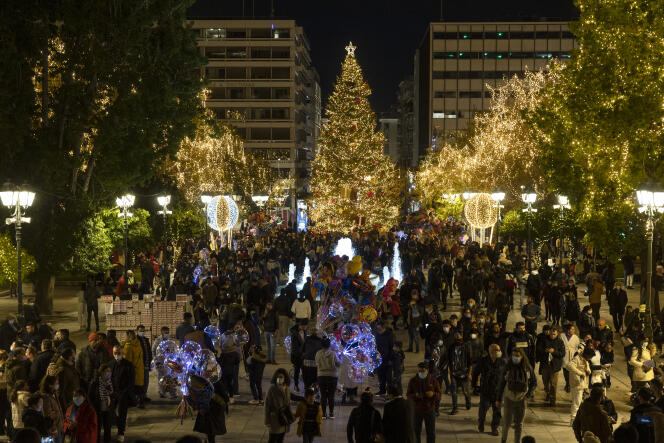 Residents at sqaure Syntagma in Athens on December 25, 2021, while restaurants and bars will have to close at midnight from January 3.