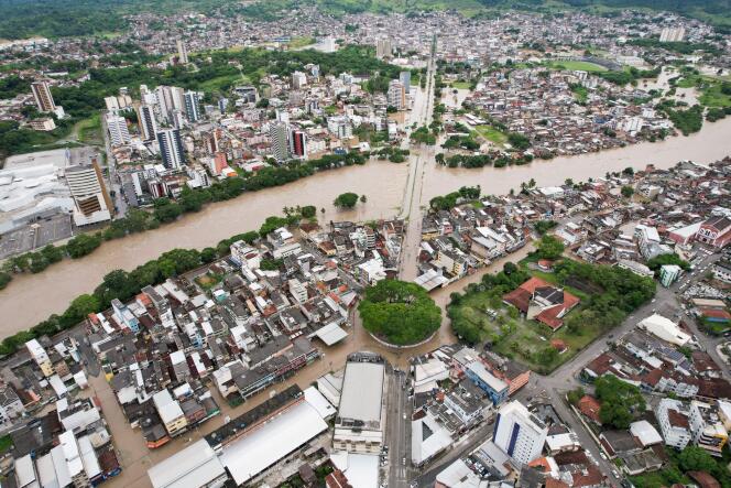 Une vue aérienne montre les inondations causées par le débordement de la rivière Cachoeira à Itabuna, dans l’Etat de Bahia, au Brésil, le 26 décembre 2021.