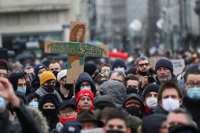 Während der Demonstration gegen die von der belgischen Regierung verhängten Beschränkungen zur Eindämmung der Ausbreitung von COVID-19 am 26. Dezember 2021 in Brüssel.
