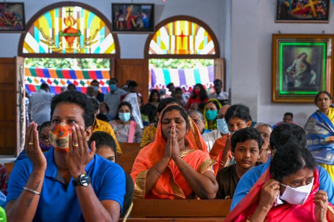 Des chrétiens célèbrent la messe de Noël dans une église de Chennai (Inde), le 25 décembre 2021.