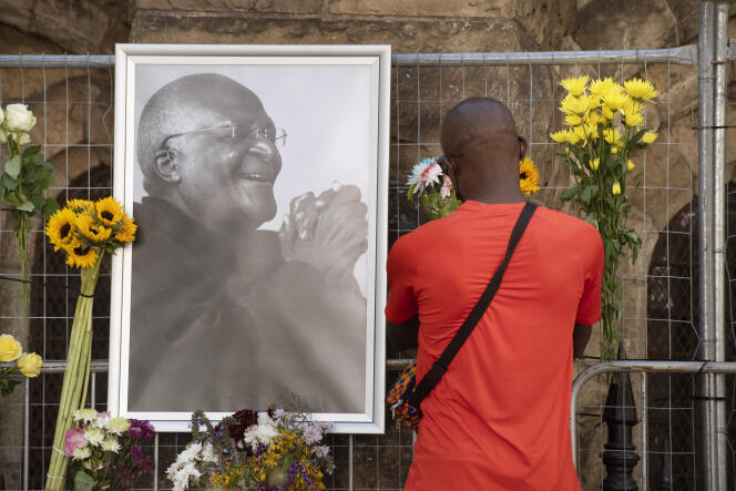 Devant la cathédrale Saint-Georges, où un mur du souvenir de l’archevêque Desmond Tutu, icône sud-africaine de la lutte contre l’apartheid, a été érigé après l’annonce de son décès, au Cap, le 26 décembre 2021.