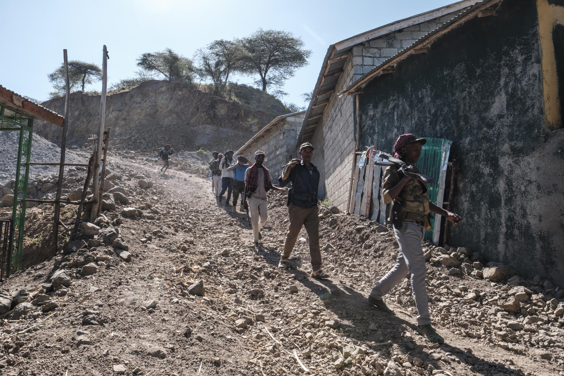 Des membres de la milice amhara descendent une colline près du village de Wanza, en Ethiopie, le 9 décembre 2021.