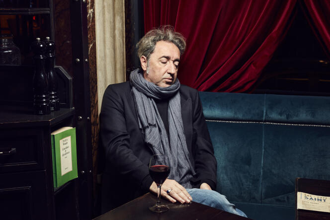 Paolo Sorrentino au café Saint Victor, dans le cinquième arrondissement de Paris, le 27 novembre 2021.
