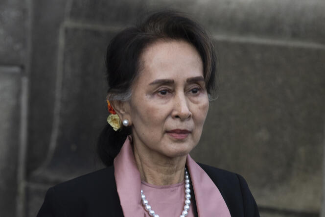 La ganadora del Premio Nobel de la Paz Aung San Suu Kyi, fotografiada el 10 de diciembre de 2019, vive aislada del mundo, sus únicos vínculos externos se limitan a breves reuniones con sus abogados, a quienes se les prohíbe hablar con la prensa y organizaciones internacionales.